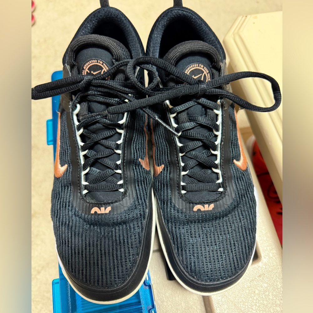 Nike tennis shoes size 8.5 - black